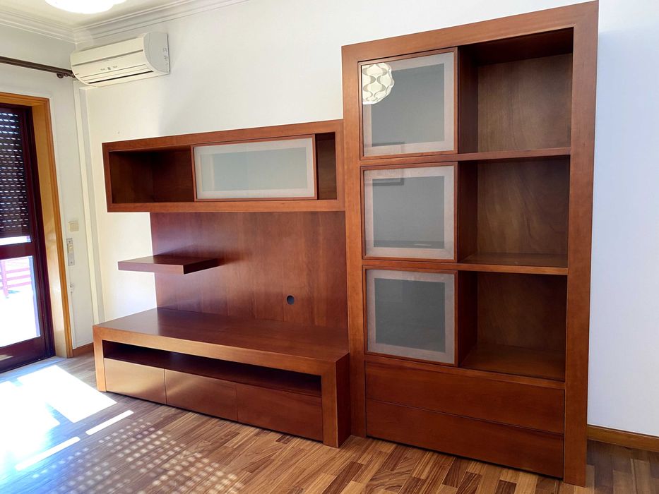 Móvel de TV e estante para livros