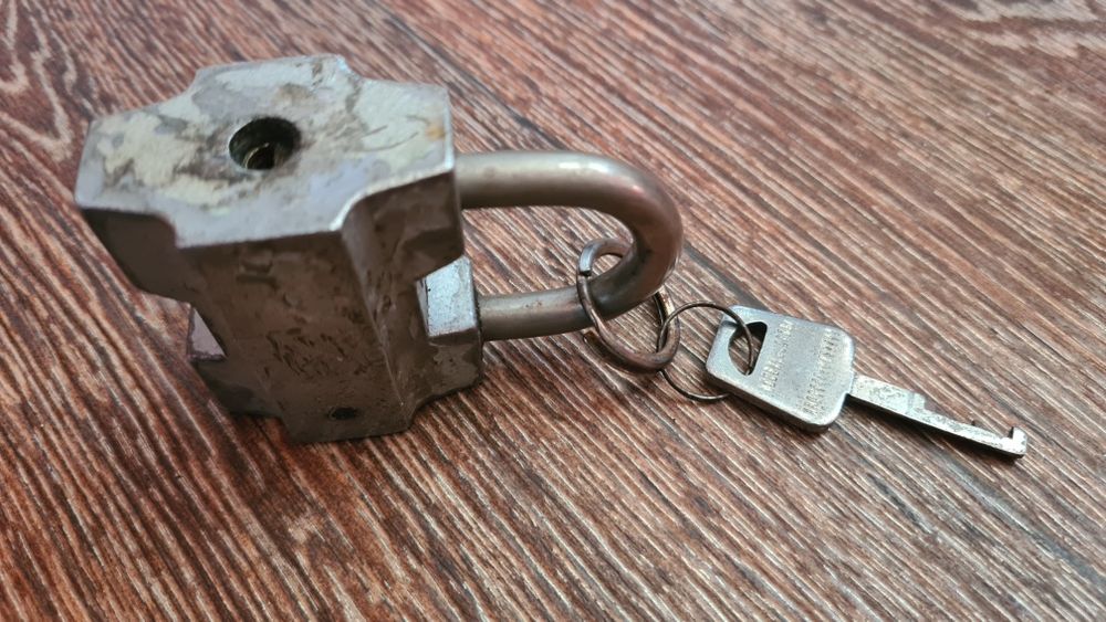 Замок навесной советский очень надёжный. Состояние отличное.