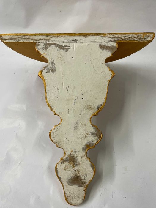 Peanha ou mísula para parede em madeira, dourado e pintado.