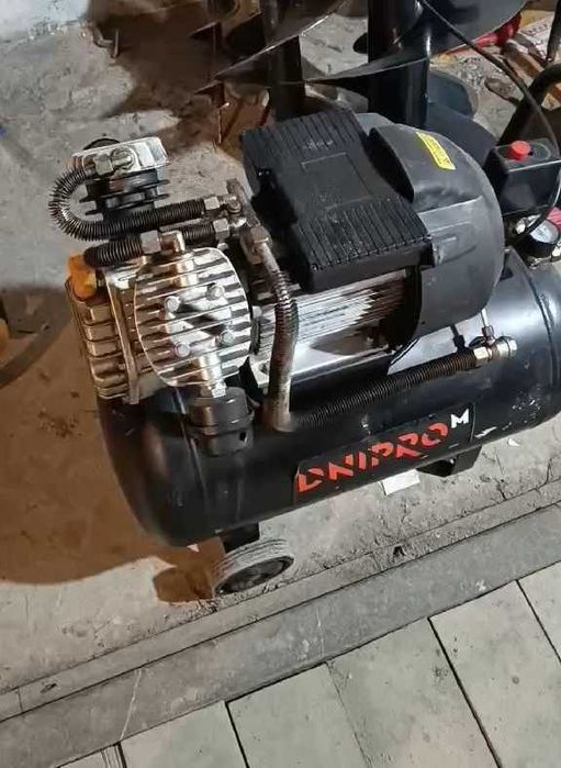 Компрессор б\у, повністю справний.