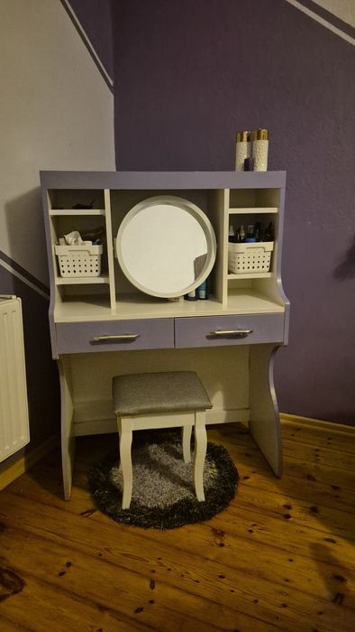 Toaletka z krzesłem i dywanikiem