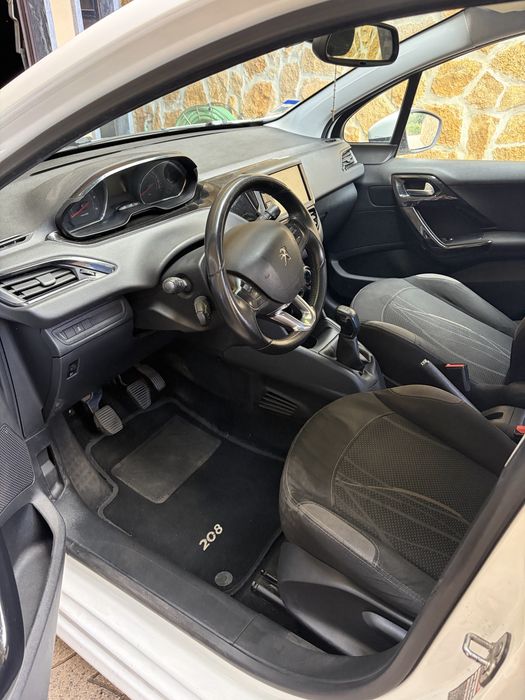 Carro Peugeot 208