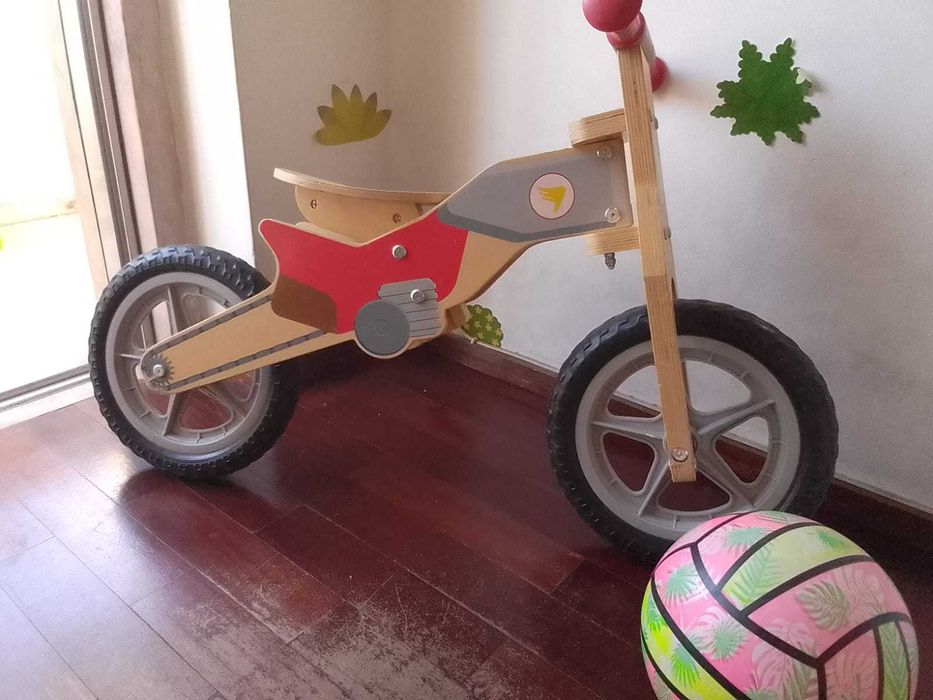 bicicleta sem pedais em madeira