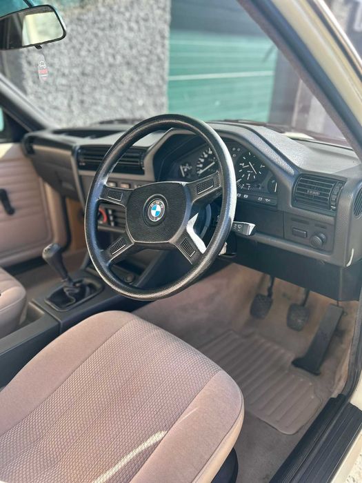 BMW E30 com apenas 84 mil km