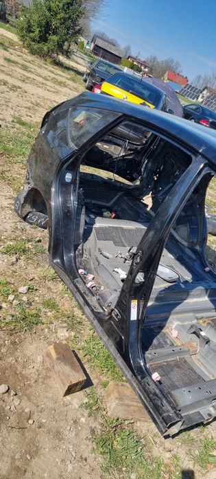 Toyota Prius Plus prawa ćwiartka tył