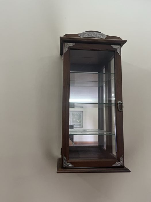 Vitrine para colocar peças de decoração ou coleções.
