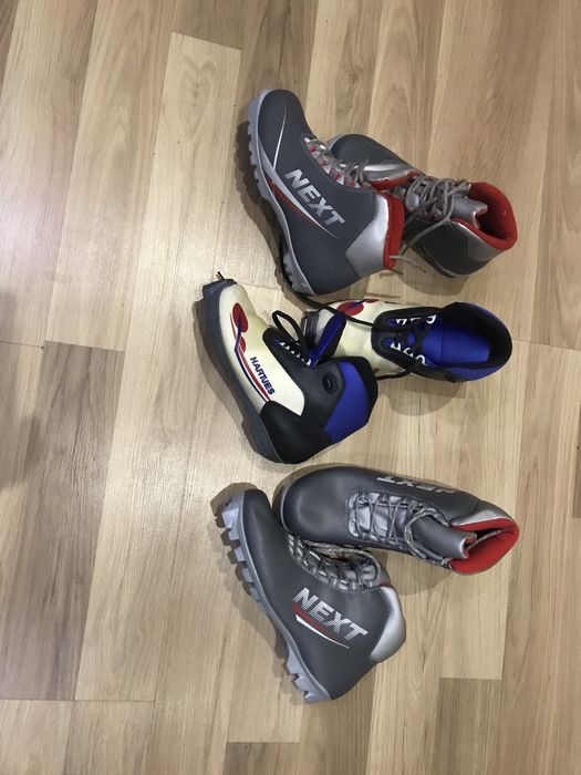 Лыжи беговые, ботинки лыжные.