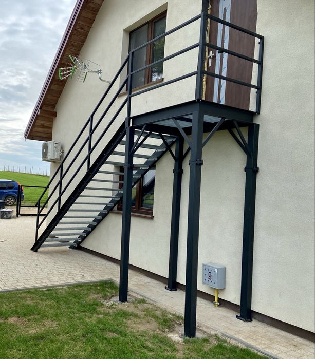 Schody metalowe, stalowe, nowoczesne, loft, na jednej belce, samonośne