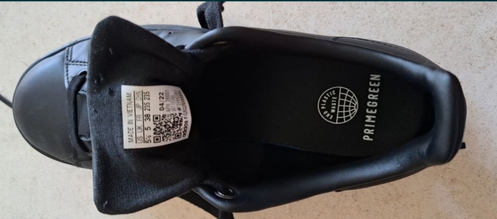 Ténis Adidas pretos Stan Smith.