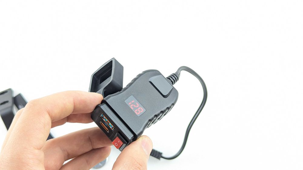 Зарядний пристрій USB + Type-C з вольтметром на кермо мотоцикла (QC3.0, 9-24V, IP67)