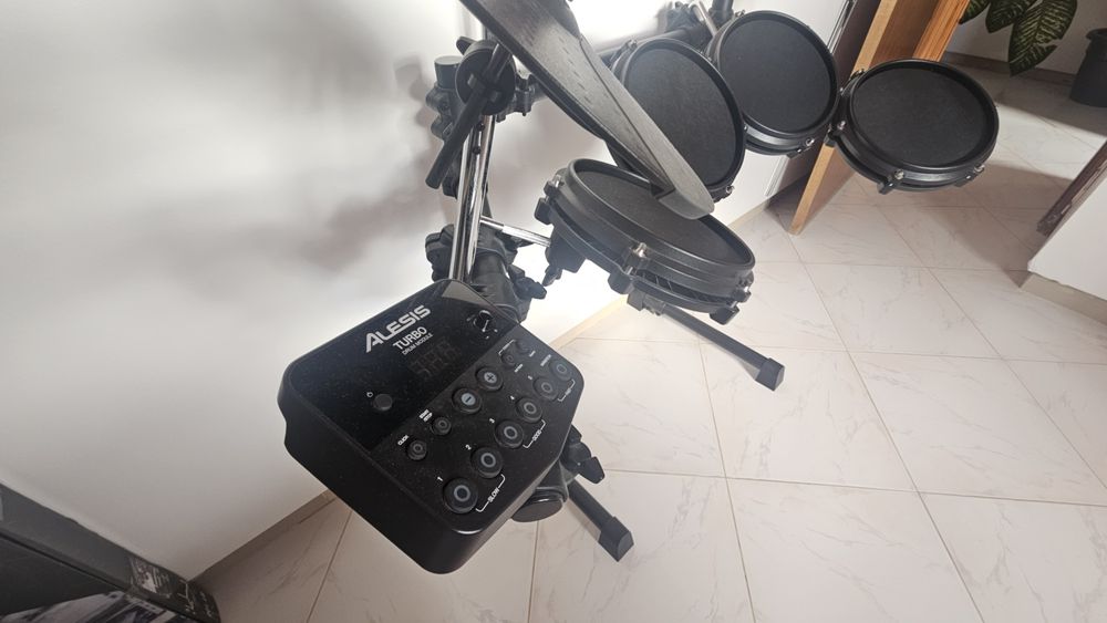 Bateria eletrónica Alesis