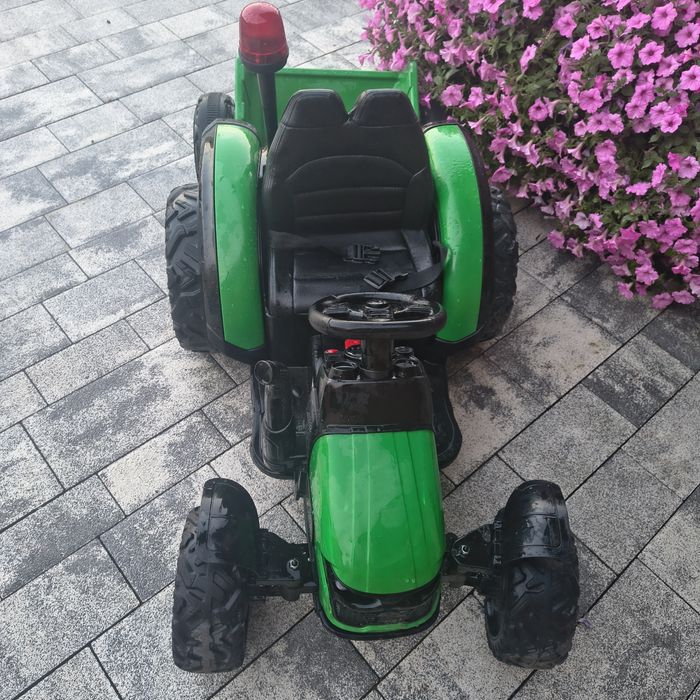 Traktor z przyczepą na akumulator grający na pilota