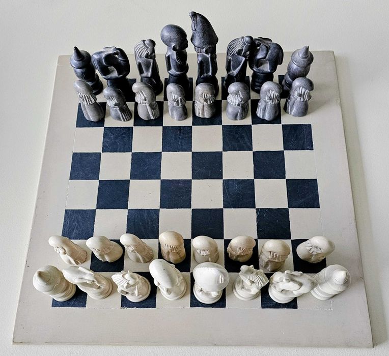 Tabuleiro e peças de xadrez em marfinite