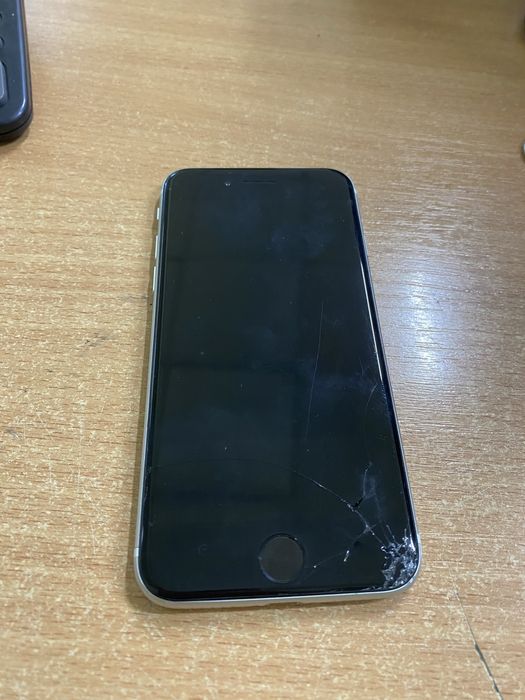 Айфон 8 розбитий