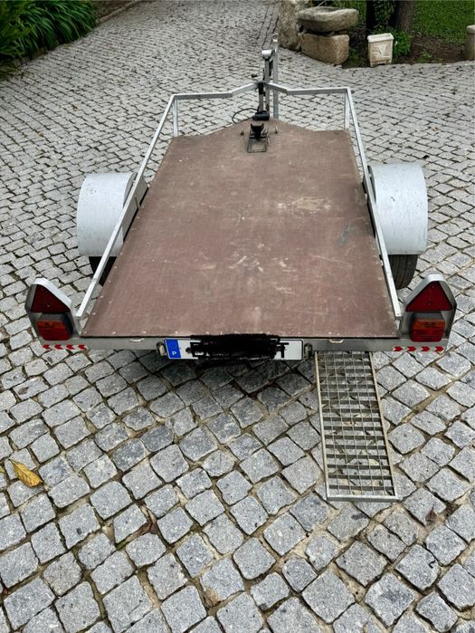 Reboque atrelado carro