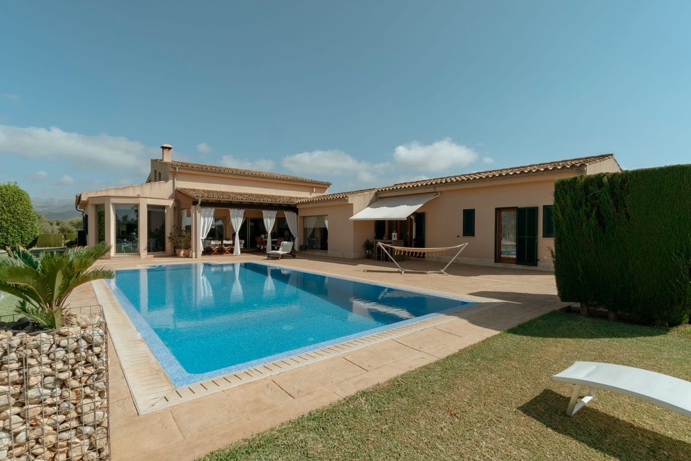 о. Майорка, Іспанія! Pозкішна вілла з великим садом і басейном!