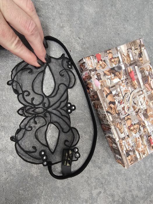 Seksowna, piękna czarna maska damska na oczy. Karnawał, walentynki