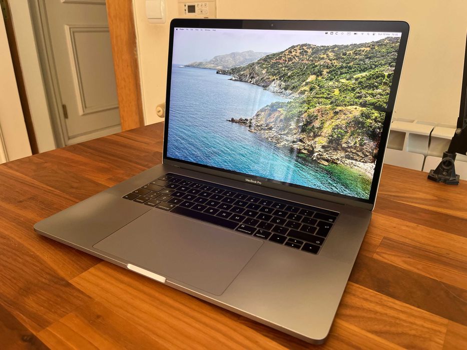 Apple MacBook Pro 15, 2018, 2.6GHz, 16GbRam, 500gb SSD, 4Gb Radeon Pro