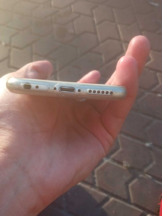 Продаєця iPhone 6
