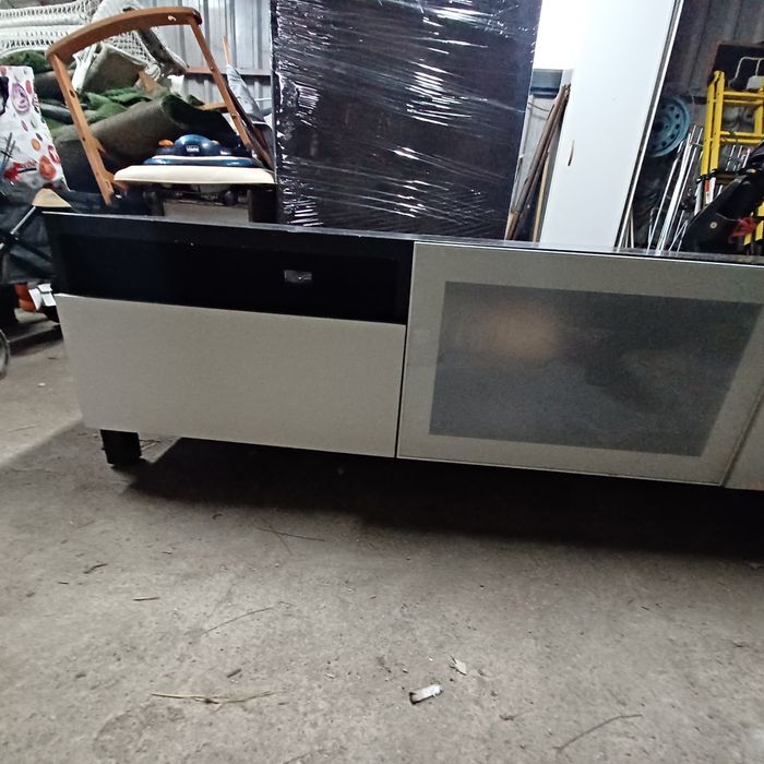 Movel tv branco e preto ikeia.