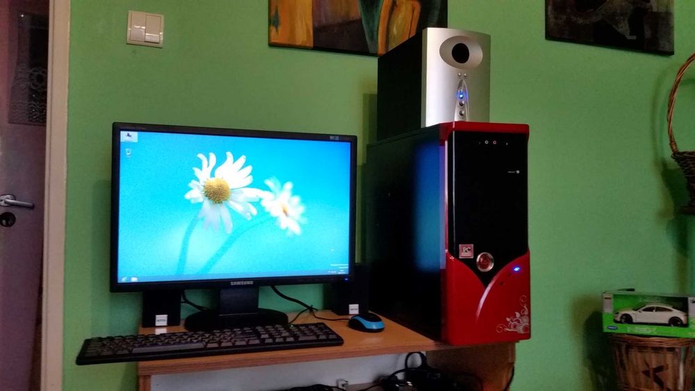 Komputer stacjonarny z całym zestawem