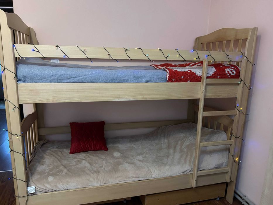 Ліжко дитяче/підліткове двоярусне з натурального дерева на ламелях