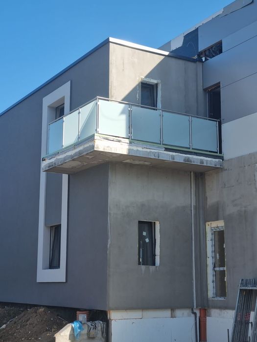 Balustrady ze stali nierdzewnej, malowane.