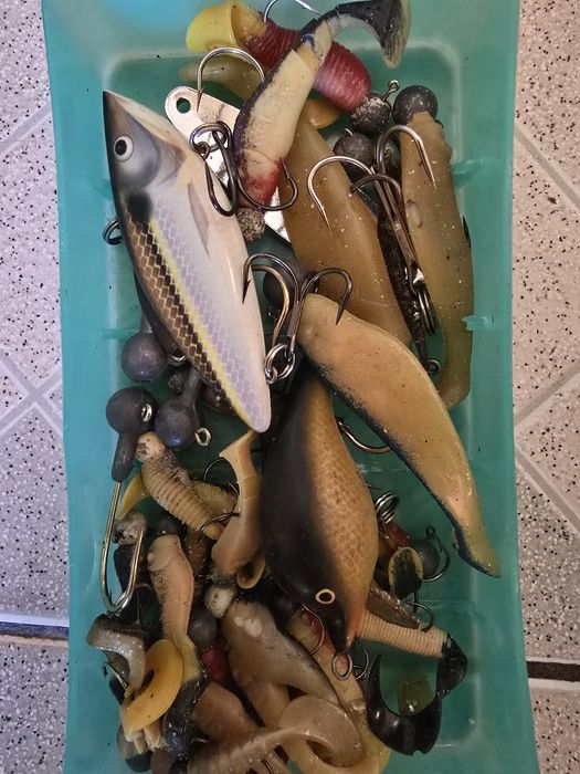 Спінінги, гачки...