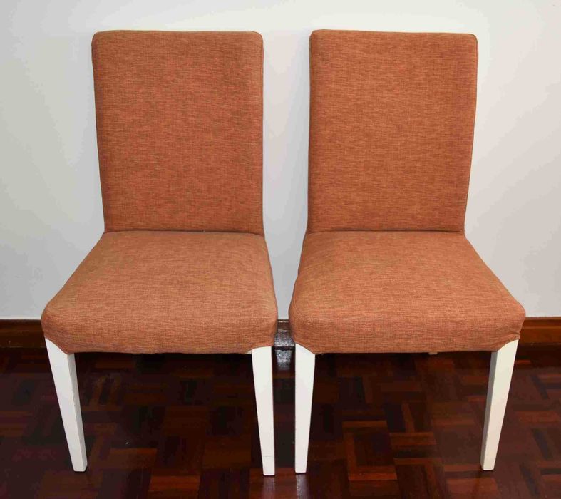 2 Cadeiras de madeira forradas a tecido