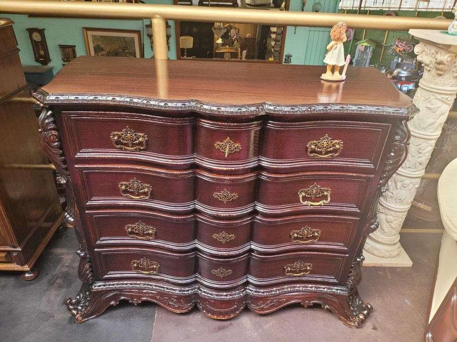 Comoda antiga em madeira maciça - Algum desgaste