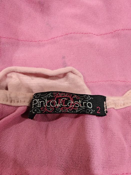 Vestido curto, com folhos cor de rosa.