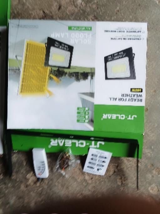 projetor com painel solar é novo