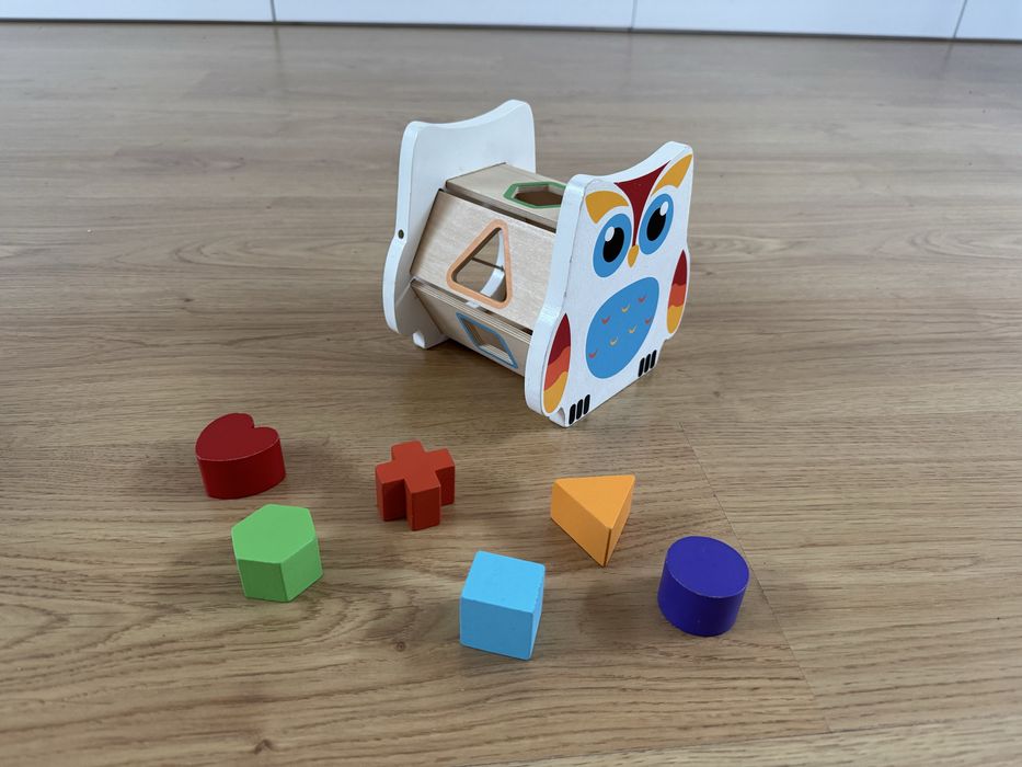 Mocho de madeira com atividades para bebé