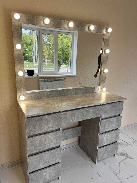 Макияжное, визажное зеркало, стол бровиста.Туалетный, гримерный столик