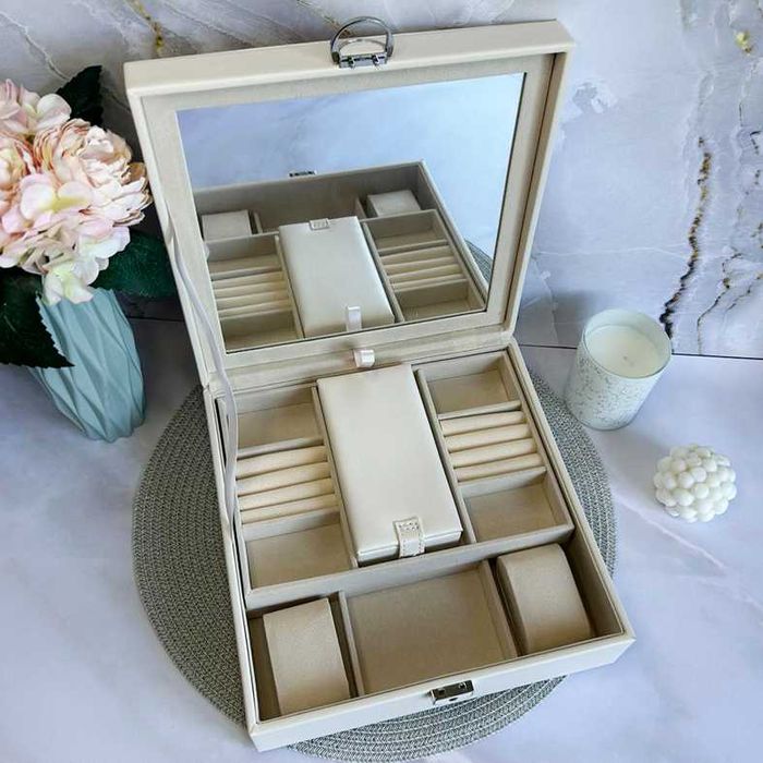 Шкатулка для прикрас на замку із дзеркалом 25х25х8,5 см бежева