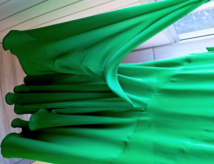 Satynowa asymetryczna zielona długa sukienka cold shoulder ASOS