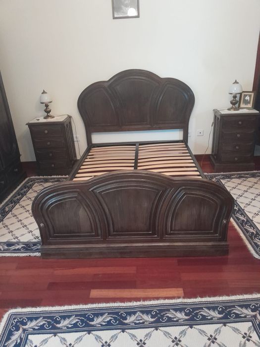 Vendo móveis de castanho maciço em bom estado.