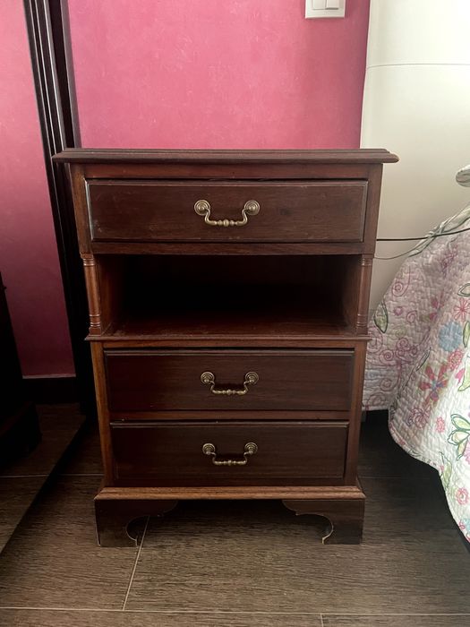 Mesas de cabeceira em bom estado