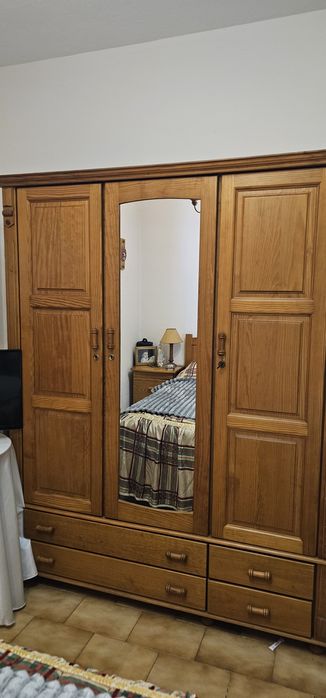 Roupeiro em excelente estado