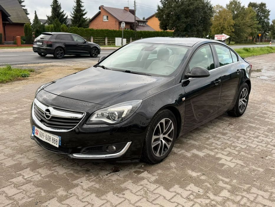 Opel Insignia Lekko uszkodzony, niski przebieg.