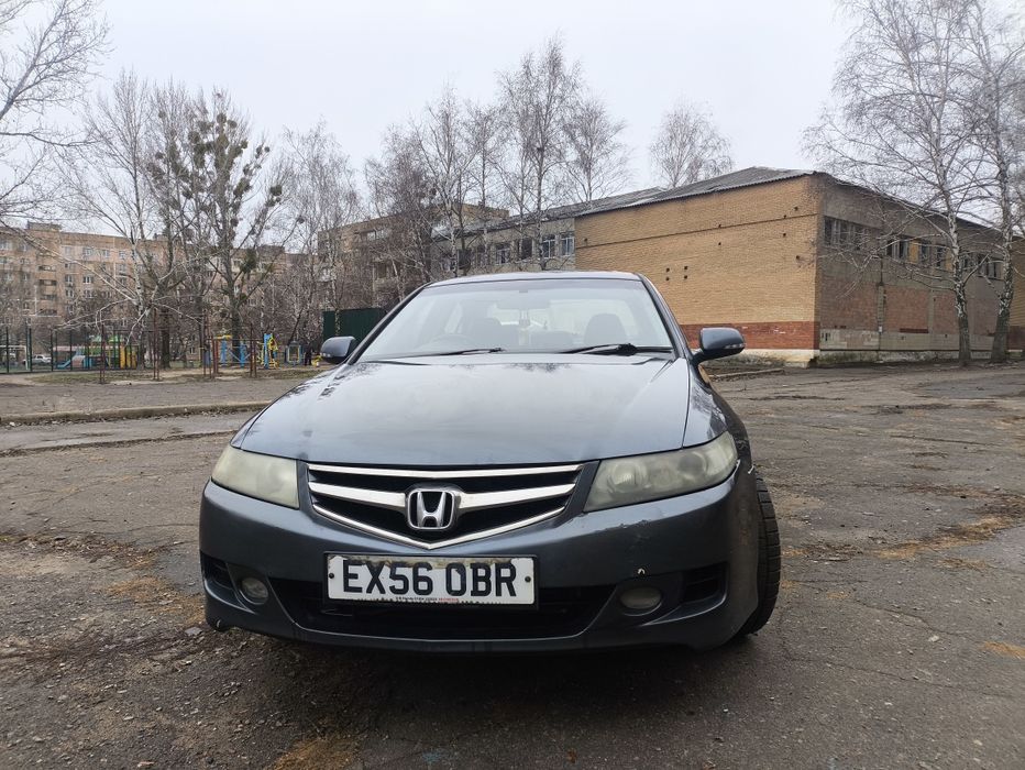 Продам Honda Accord 7 gen 2006 2.2 tdi, ПРАВОРУЛЬНА, НЕ РОЗМИТНЕННА, НЕ НА ЧАСТИНІ! Безвідмовне авто на японському дизелі від CR-V. Є незначні коцки по всьому авто, потрібно підшити розірване сидіння водійське та пасажирське, руль перетягнути або чохол, немає лівої пасажирської подушки, придбав, але не поставив, було в незначній аварії ще у Великій Британії, в користуванні з 2022 року, вкладав душу, тому служив мені невідмовно на протязі всього часу. Є звіт з CarVertical, можу скинути, якщо цікавить. Кузов оцинкований, не гнилий. Масла всі й фільтри замінив 500км назад, гума зимня, поміняв набір грм весь, перебрав ходову, вона в гарному стані. Чек через датчик колінного валу, міняв його, але скоріш за все проблема в самому блоці управління. Така сама біда з системою стабілізації(VSA), перебрав всі датчики АБС, він працює, але стабілізація свариться, може ще через супорт, але скоріше за все теж блок управління. Потрібна заміна кількох трубок, клапана тнвд або сам тнвд, їде впевнено, але заводиться тяжко, перевірити гальмівний супорт задній, скоріш за все заміна, полірнути фари. Пишу все по факту, шось приховувати немає сенсу. В реальності вкласти 500-700$ і забути про все, такий апарат за ціною ланоса. Докладніше за телефоном.
До 23.12 на місці, потім відпустка. 
Для ЗСУ або на запчастини.
Цікавить обмін на 2000$, хочу відбити ціну Х5.)