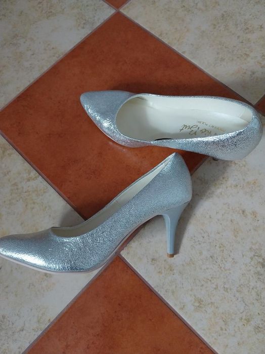 Nowe Srebrne czółenka na obcasie