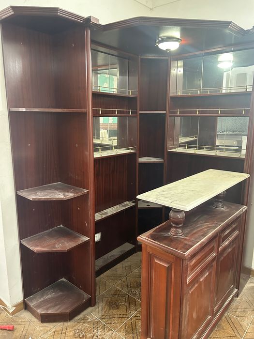 Bar de sala em ótimo estado