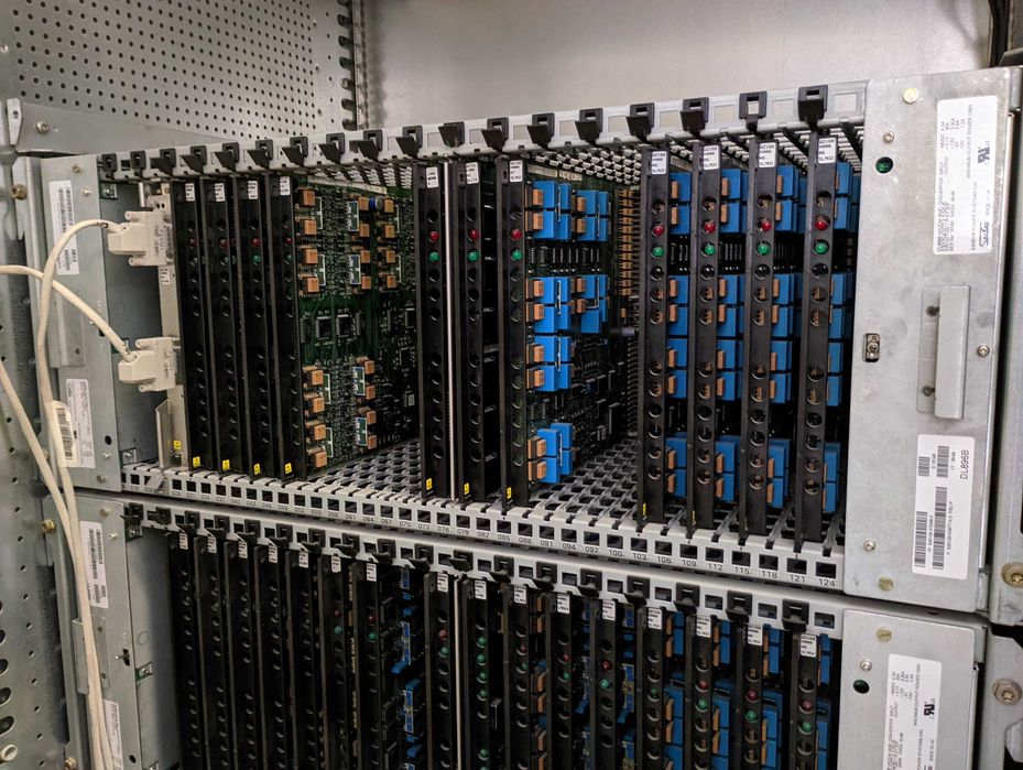 Телефонная станция Hicom по частям.