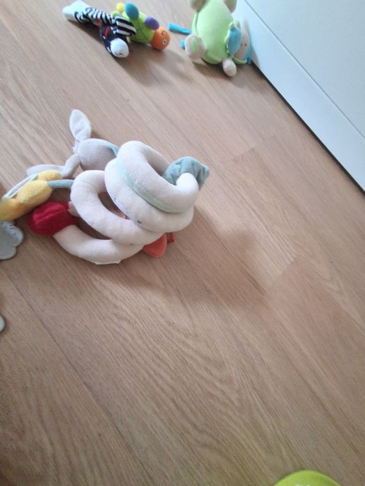 Vários bonecos e brinquedos