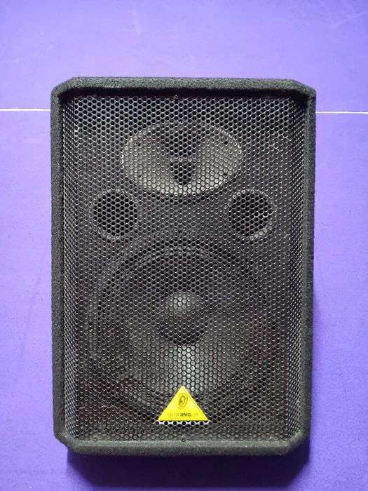 Behringer Eurolive VS1220F.