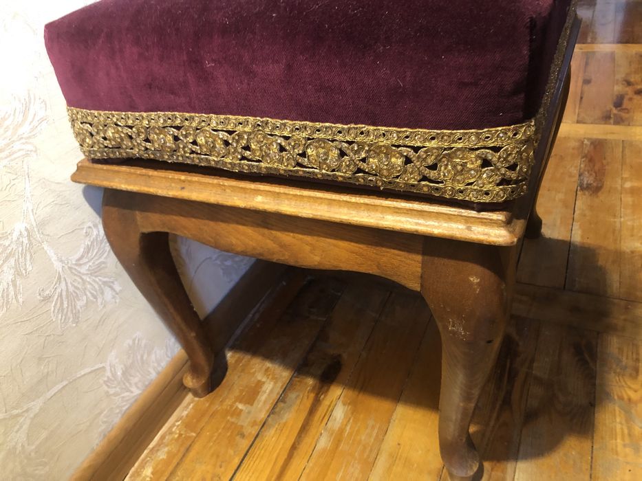 Табурет деревянный.