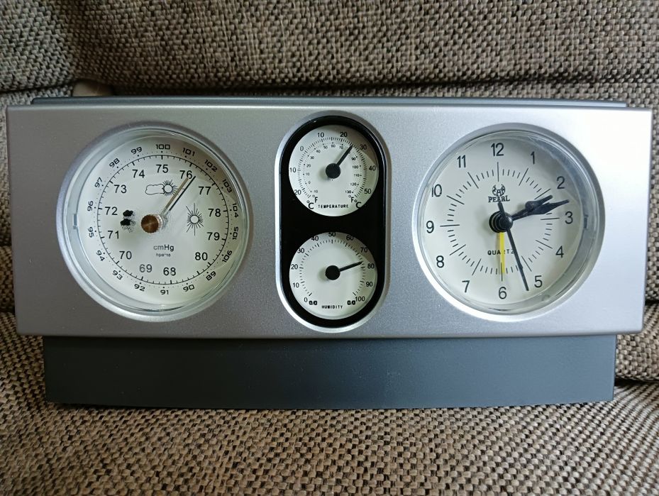 Часы, барометр, температурный градусник, измерение влажности