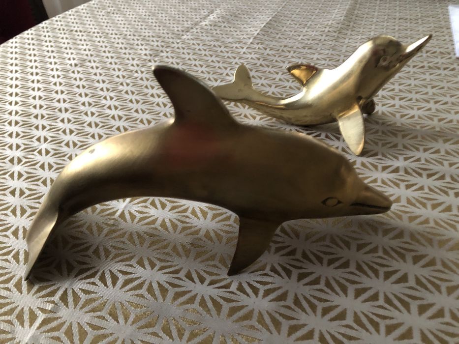 Delfiny z mosiądzu.