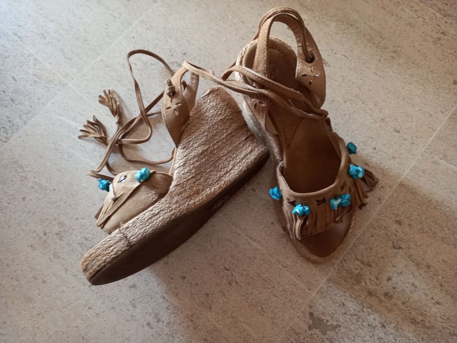 Sandálias cunha hippie chic marca PROF